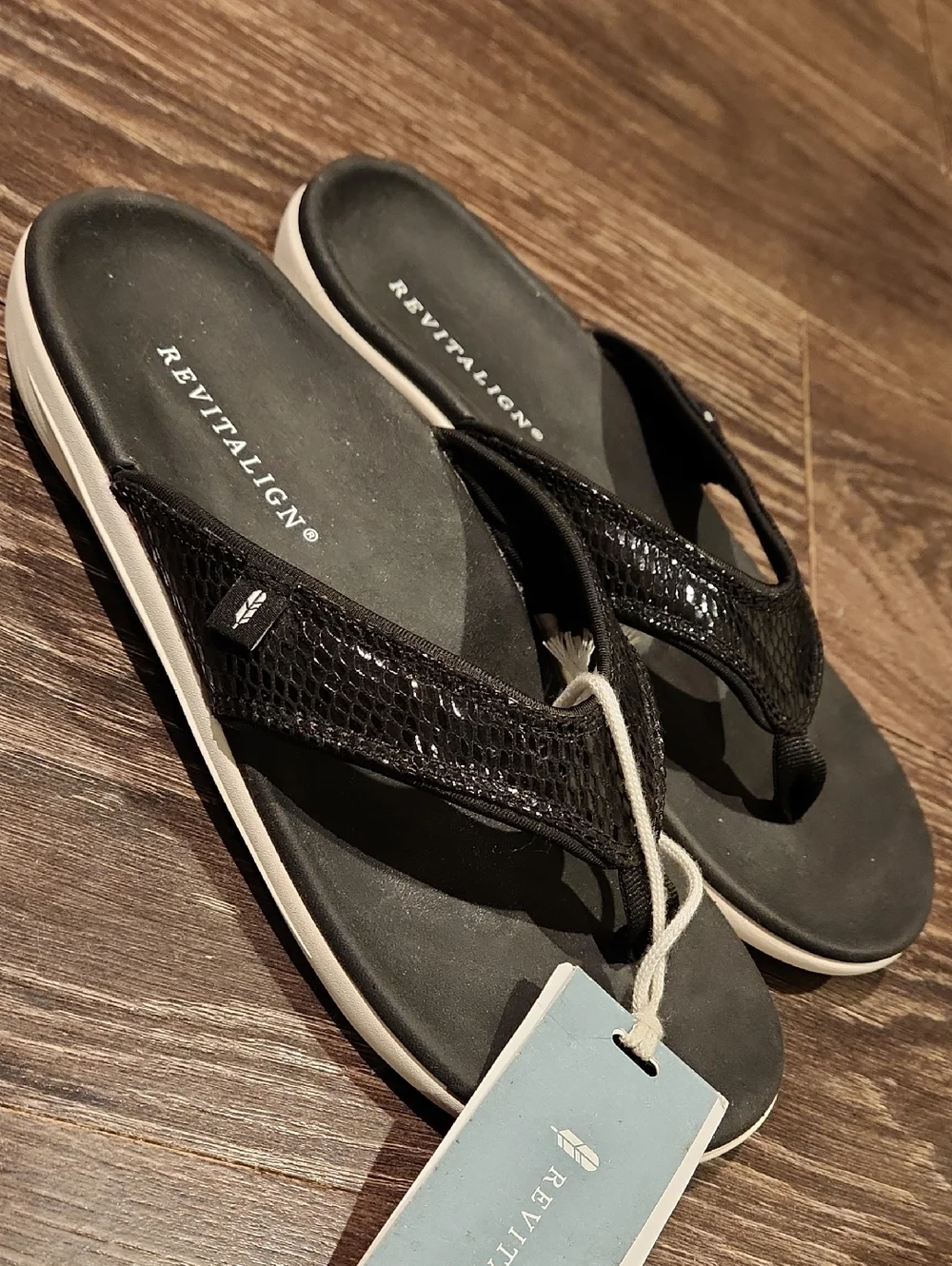❤️ NWT! REVITALIGN YUMI GECKO BLACK WHITE THONG FLIP FLOPS, 9D